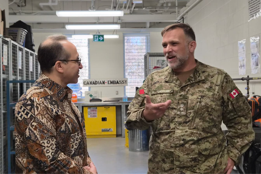 Duta Besar RI untuk Kanada, Muhsin Syihab berbincang dengan Komandan PSTC, Letkol P Carl Chevalier di markas Peace Support Training Centre di Kingston, Ontario, Kanada.