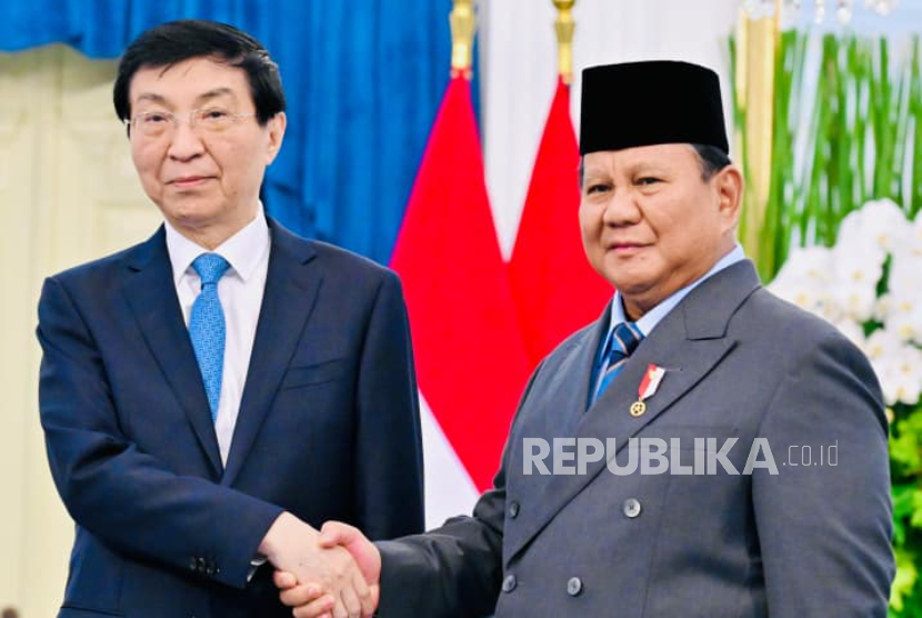 Presiden RI Prabowo Subianto menerima kunjungan Ketua MPR China Wang Huning di Istana Merdeka, Jakarta Pusat, Kamis (4/12/2025).