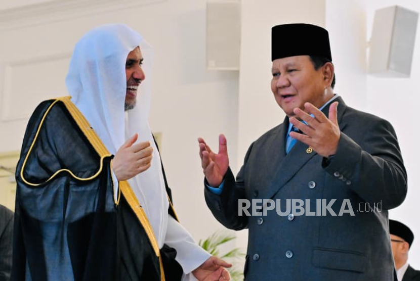 Presiden RI Prabowo Subianto bersama Sekjen Liga Muslim Dunia Syekh Mohammed bin Abdulkarim Al-Issa di Istana Merdeka, Jakarta Pusat, Kamis (4/12/2025).