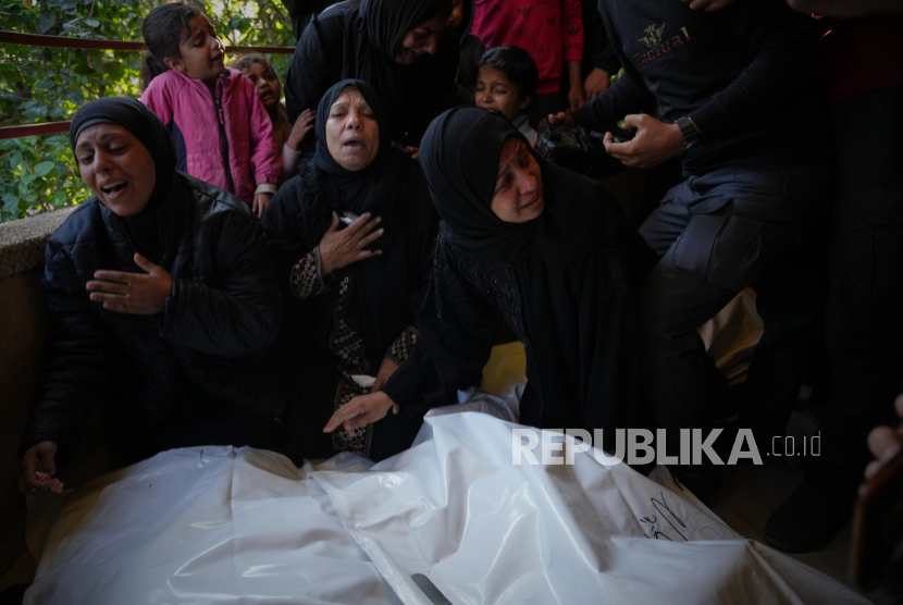 Para pelayat menghadiri pemakaman warga Palestina yang syahid dalam serangan militer Israel, di Khan Younis, Jalur Gaza, Kamis, 4 Desember 2025. 