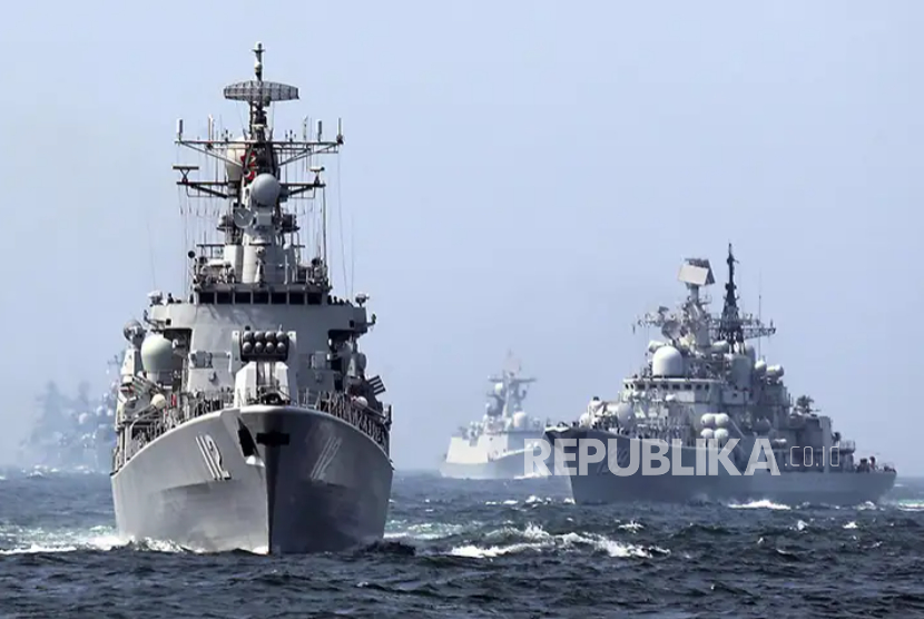 Kapal perusak berpeluru kendali milik China dan kapal perusak kelas DDG-139 Ningbo ikut serta dalam latihan angkatan laut di Laut Cina Timur di lepas pantai Shanghai, China, pada 2014. 