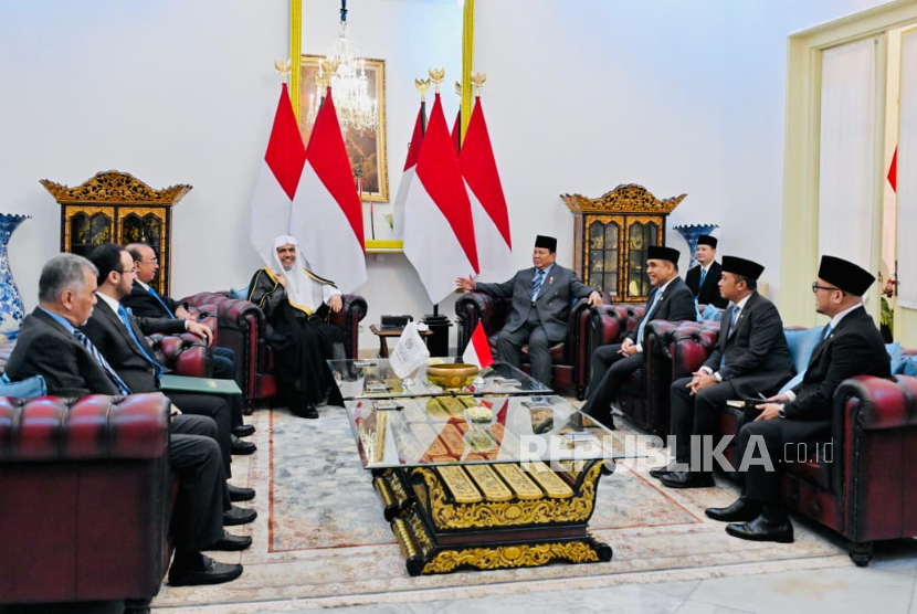 Presiden RI Prabowo Subianto bertemu Sekjen Liga Muslim Dunia Syekh Muhammad Abdul Karim Al-Issa di Istana Merdeka, Jakarta Pusat, Kamis (4/12/2025).