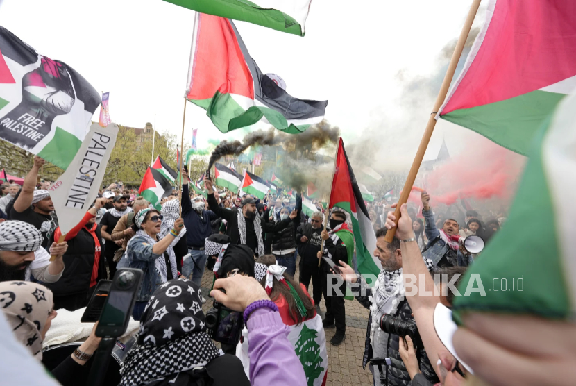 Demonstran selama demonstrasi menuntut Israel dikeluarkan dari kompetisi Eurovision di  di Malmo, Swedia, 9 Mei 2024. BBC mendukung keputusan Uni Penyiaran Eropa (EBU) yang mengizinkan Israel berpartisipasi dalam kontes lagu Eurovision 2026. Hal ini bertolak belakang dengan empat negara yakni Irlandia, Spanyol, Belanda, dan Slovenia, yang memboikot acara tersebut karena keberatan dengan keikutsertaan Israel.