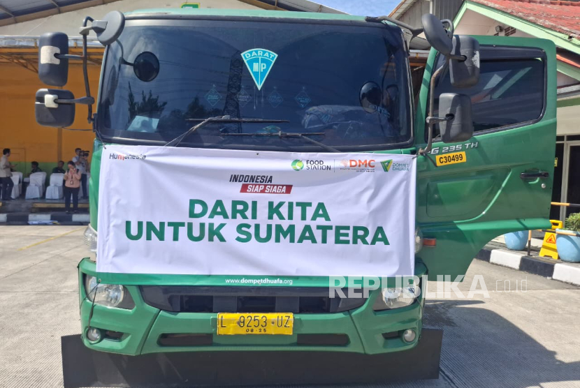 Dompet Dhuafa bersama PT Food Station Tjipinang distribusikan 60 ton beras, tepung, gula, minyak, dan 1 ton kebutuhan wanita serta hygiene kit untuk korban bencana ekologi di Sumatera, Jumat (5/12/2025).