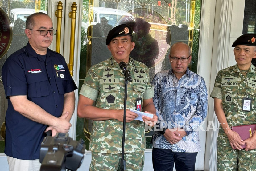 Sekretaris Jenderal Kementerian Pertahanan (Sekjen Kemenhan) Letjen Tri Budi Utomo di kantor Kemenhan, Jakarta Pusat, Jumat (5/12/2025).