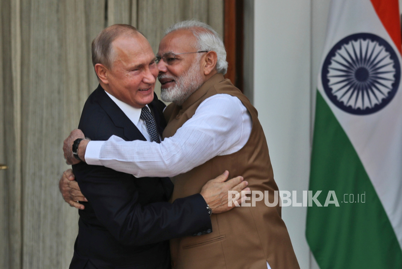 Presiden Rusia Vladimir Putin memeluk Perdana Menteri India Narendra Modi saat menghadiri pembicaraan di Hyderabad House di New Delhi, India, Jumat, 5 Desember 2025.