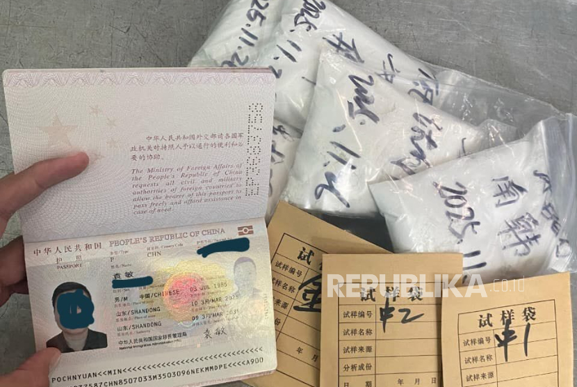 Satgas Terpadu yang bertugas di Bandara Khusus IWIP Weda Bay, Kabupaten Halmahera Tengah, Provinsi Maluku Utara, Jumat (5/12/2025), menggagalkan penyelundupan nikel oleh pekerja asing asal China.