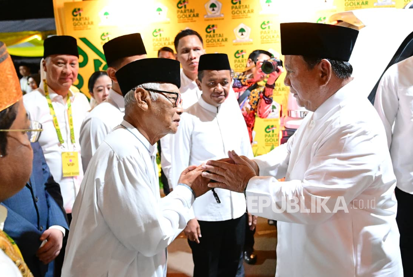 Presiden Prabowo Subianto menyalami Ketua Umum MUI KH Anwar Iskandar dalam acara Doa untuk Bangsa sebagai rangkaian Puncak HUT Ke-61 Partai Golkar di Istora Senayan, Jakarta Pusat, Jumat (5/12/2025) malam WIB.