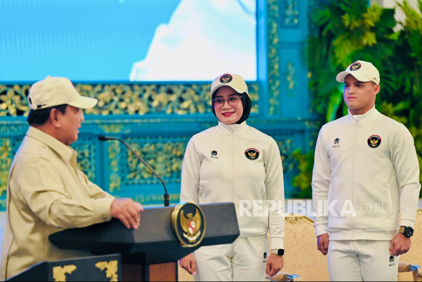Presiden Prabowo Subianto bersama atlet panahan Diananda Choirunisa dan angkat besi Rizki Juniansyah di Istana Negara, Jakarta Pusat, Jumat (5/12/2025) sore WIB.