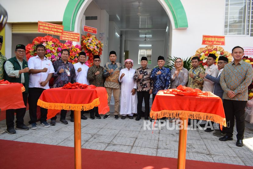Peresmian Masjid Salamad di Kota Long Xuyen, Provinsi An Giang, Vietnam Selatan, Jumat (5/12/2025). Peresmian ditandai dengan pengguntingan pita oleh Deputi Bidang Koordinasi Penguatan Karakter dan Jati Diri Bangsa Kemenko PMK Warsito dan disaksikan langsung perwakilan Kemenag, KBRI Hanoi, KJRI Ho Chi Minh, serta sejumlah lembaga filantropi yaitu Lazismu, Humanitarian Forum Indonesia (HFI), Baznas, Dompet Dhuafa, Human Initiative, Rumah Zakat, dan Daarut Tauhiid Peduli.