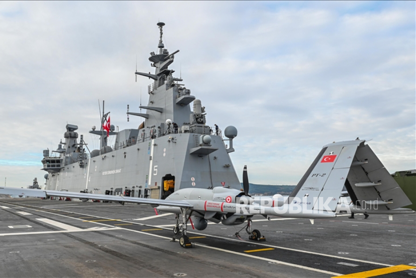 Drone keluaran Baykar, Bayraktar TB3 di kapal induk TCG Anadolu.