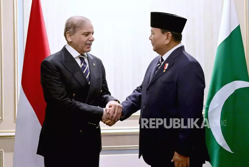 Presiden RI Prabowo Subianto melakukan pertemuan bilateral dengan Perdana Menteri (PM) Pakistan Shehbaz Sharif di Hotel St Regis New Capital, Kairo, Mesir, pada Rabu (18/12/2024).