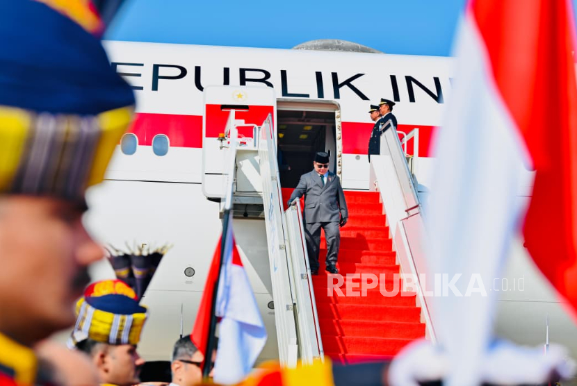 Presiden RI Prabowo Subianto mendarat di Nur Khan Base Airport, Islamabad, Pakistan, Senin (8/12/2025).