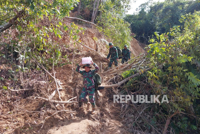 Tembus Wilayah Terisolasi di Tapteng, TNI Jalan Kaki Terobos 20 Titik Longsor