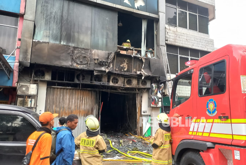 Petugas melakukan penanganan kebakaran yang terjadi di Gedung Terra Drone, Cempaka Putih, Jakarta Pusat, Selasa (9/12/2025).