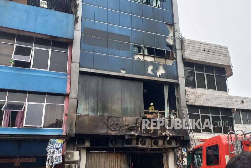 Petugas melakukan penanganan kebakaran yang terjadi di Gedung Terra Drone, Cempaka Putih, Jakarta Pusat, Selasa (9/12/2025).