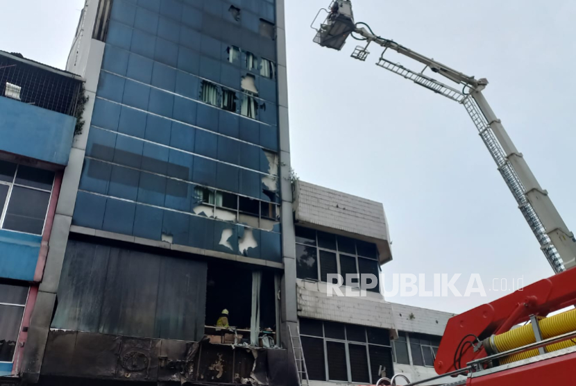 Petugas melakukan penanganan kebakaran yang terjadi di Gedung Terra Drone, Cempaka Putih, Jakarta Pusat, Selasa (9/12/2025). Berdasarkan laporan sementara, terdapat sejumlah korban jiwa akibat kebakaran tersebut. 