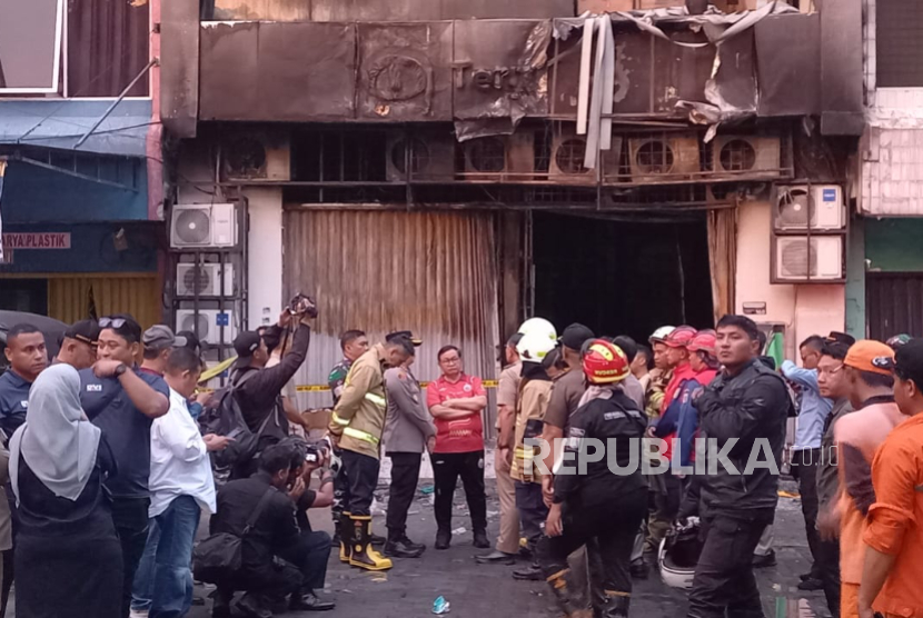 Keluarga Korban Kebakaran Gedung Terra Drone Cempaka Putih Pingsan Saat Tiba di RS Polri