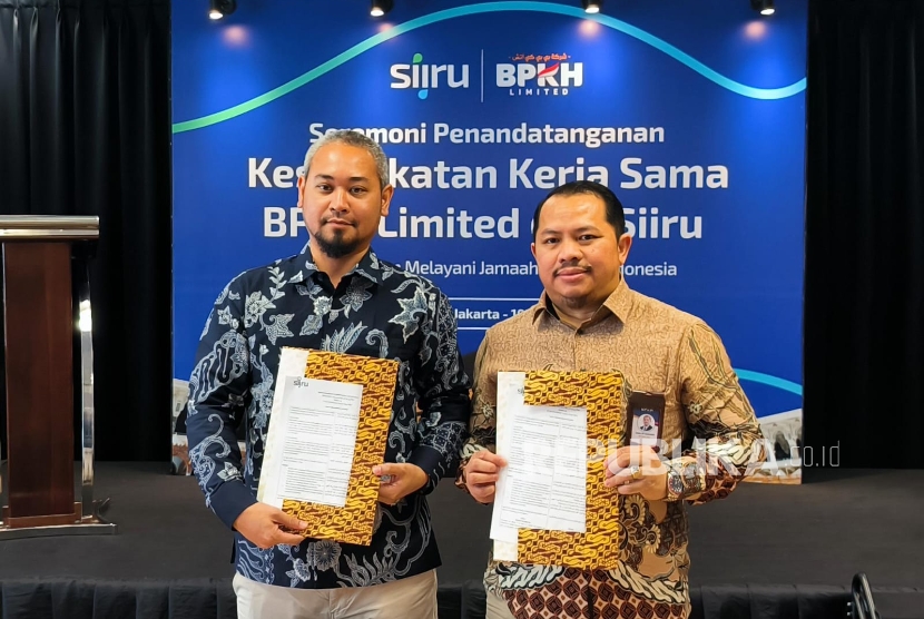 Mudir BPKH Limited Iman Nimatullah dan Direktur Siiru Ahmad Aizudin saat menandatangani kerja sama untuk perkuat ekosistem layanan umrah jamaah Indonesia di Muamalat Tower, Rabu (10/12/2025). 