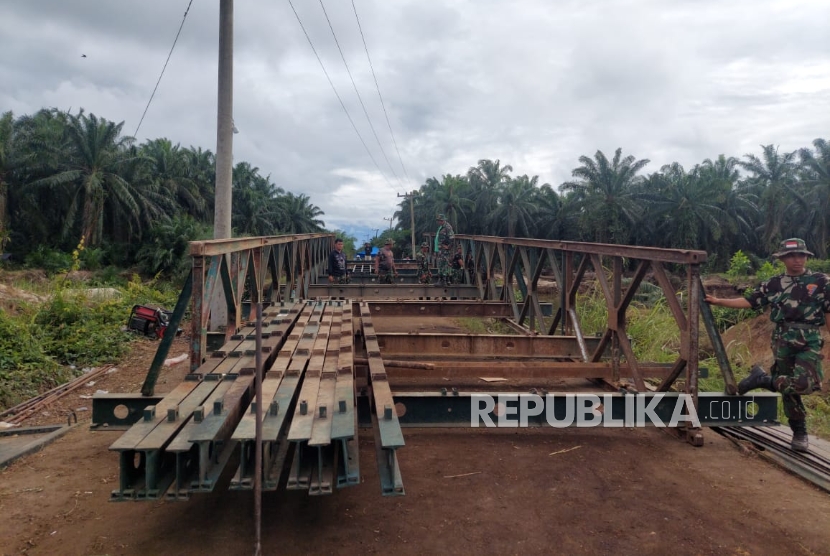 Jajaran Kodam Tuanku Imam Bonjol membangun empat jembatan bailey di Provinsi Sumbar.