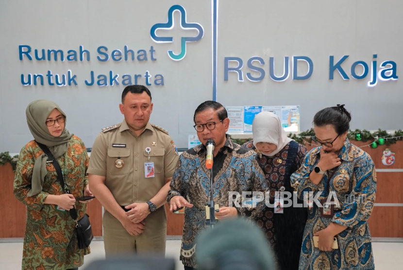 Gubernur DKI Jakarta Pramono Anung Wibowo meninjau korban siswa dan guru SDN Kalibaru 01 Cilincing yang dirawat di RSUD, Koja, Jakarta Utara, Kamis (11/12/2025).