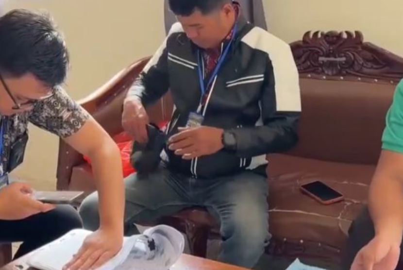 Petugas Antar Langsung Dana BLT ke Tahanan di Manado