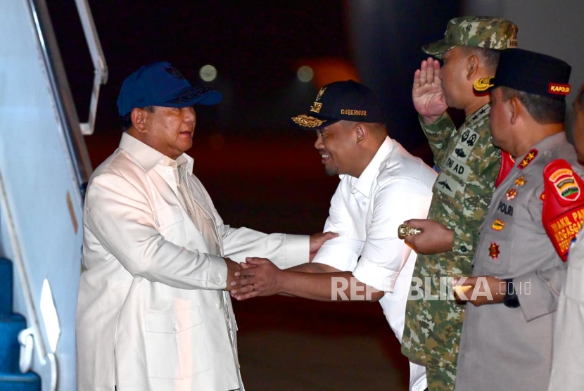Presiden Prabowo Subianto disambut Gubernur Sumut Bobby Nasution mendarat di Bandara Kualanamu, Kabupaten Deli Serdang, Provinsi Sumut pada Jumat (12/12/2025) dini hari WIB. 