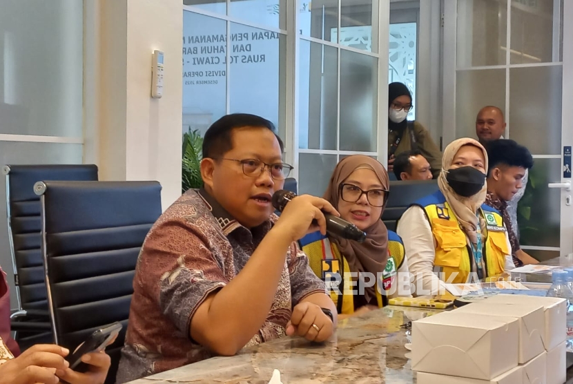 Direktur Utama PT Trans Jabar Tol Abdul Hakim Supriyadi saat menyampaikan Kesiapan Pengamanan Natal 2025 dan Tahun Baru 2026 (Nataru) Ruas Tol Ciawi-Sukabumi di Bogor, Jawa Barat, Kamis (11/12/2025).