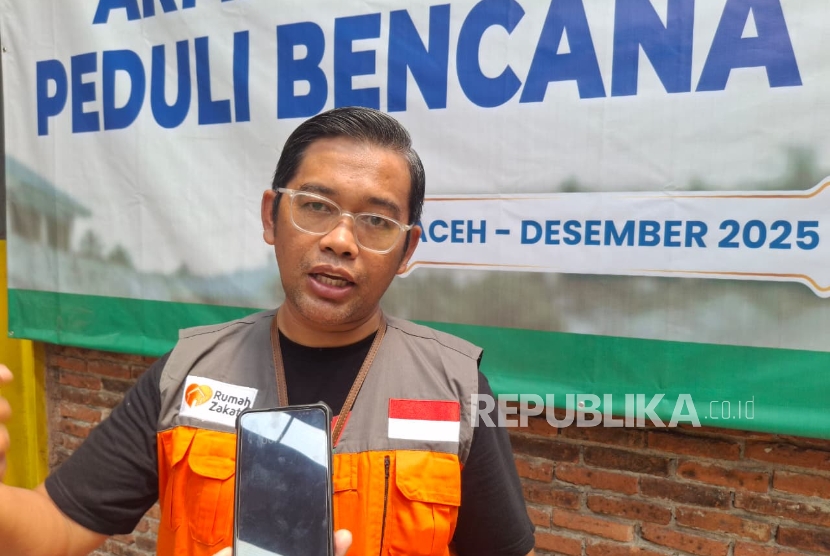 Chief Marketing Officer (CMO) Rumah Zakat, Didi Sabir saat menyalurkan bantuan untuk Aceh dan Sumatera Utara di Bandara Halim Perdana Kusuma. Kamis (11/12/2025).