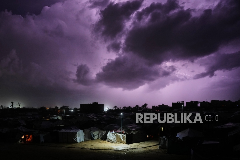 Badai petir melanda tenda kamp pengungsi Palestina di Zawaida, Jalur Gaza tengah, Rabu, 10 Desember 2025. 