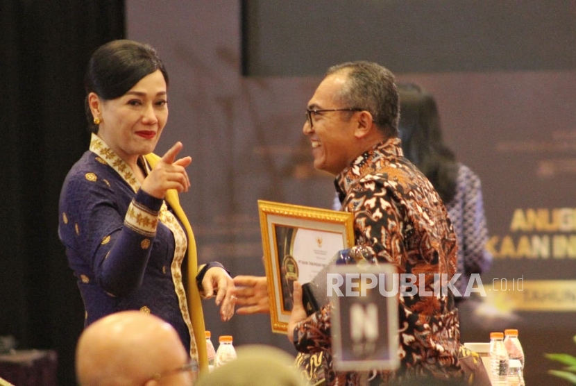 Frederica Widyasari Dewi (kiri) resmi terpilih menjadi Ketua Dewan Komisioner Otoritas Jasa Keuangan (OJK). 