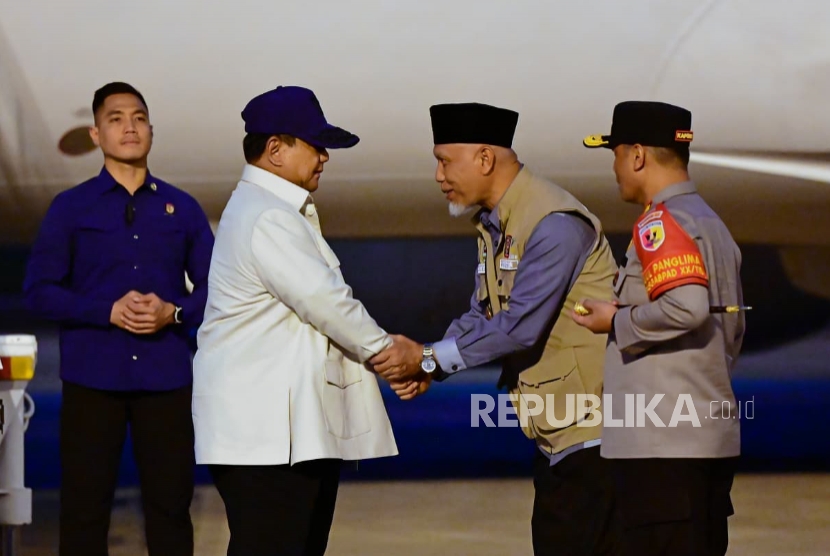 Presiden Prabowo Subianto disalami Gubernur Sumatera Barat Mahyeldi di Bandara di Bandara Minangkabau, Kabupaten Padang Pariaman, Rabu (17/12/2025) petang WIB.