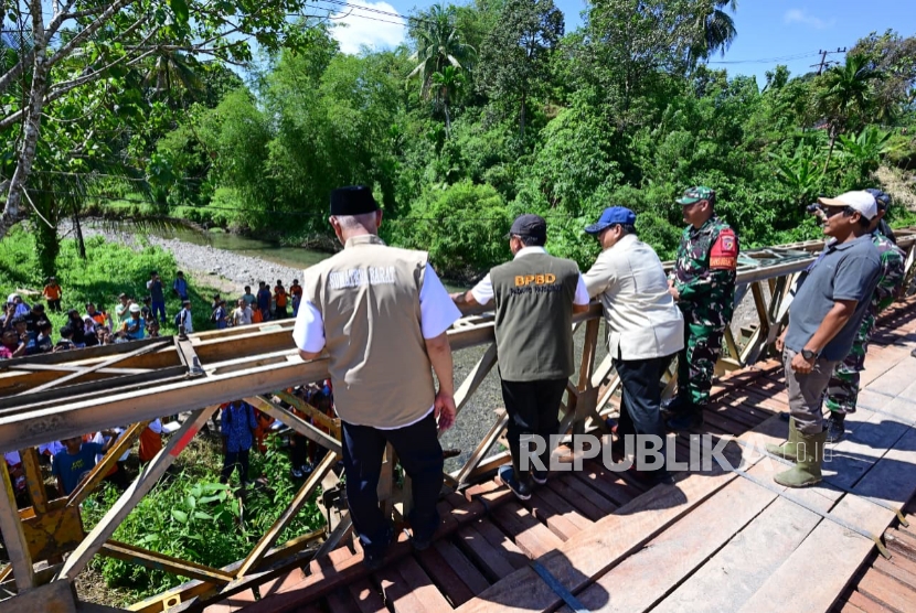 Prabowo Hentikan Sejenak Mobilnya, Sapa Polisi yang Cari Jasad Korban Banjir