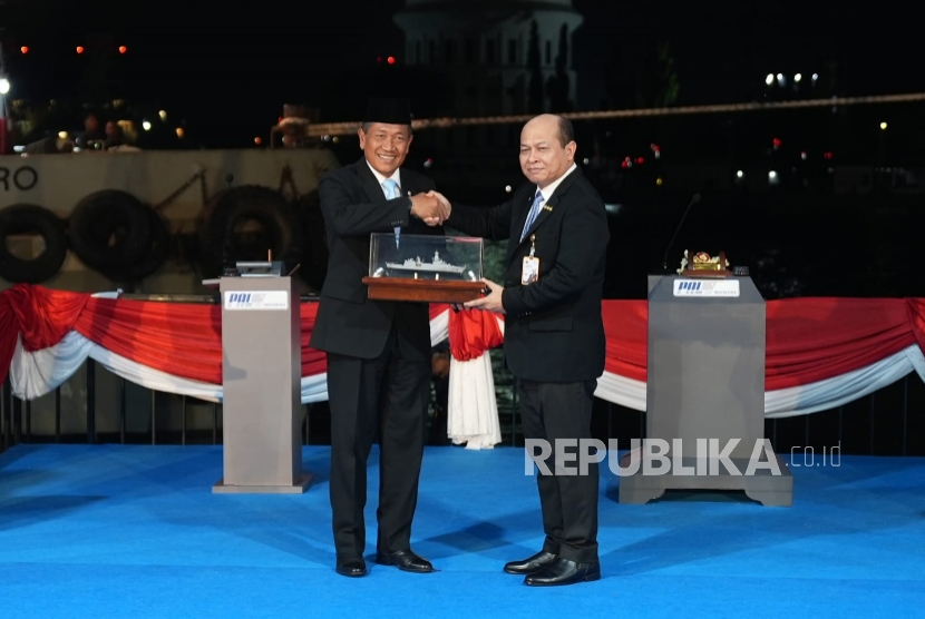 Wamenhan Donny Ermawan Taufanto dan Dirut PT PAL Indonesia Kaharuddin Djenot mempimpin seremoni shipnaming dan peluncuran Kapal Frigate Merah Putih (FMP#1) di Dermaga PT PAL Indonesia, Jalan Ujung, Kota Surabaya, Kamis (18/12/2025).