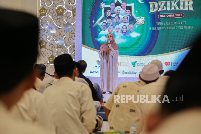 Ketua Umum BKMT, Ustazah Syifa Fauzia menyampaikan tausiyah dalam acara Dzikir Nasional Republika di Masjid At-Thohir di Cimanggis, Depok, Kamis (31/12/2025).