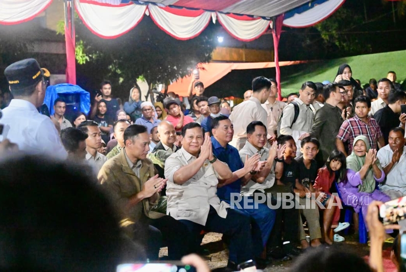 Prabowo Diapit Sjafrie dan AHY Sambut Tahun Baru di Posko Pengungsi