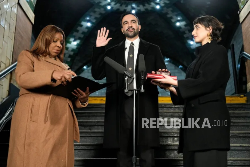 Cerita Dua Al Quran yang Menyertai Zohran Mamdani Saat Mengucap Sumpah Jabatan Wali Kota New York