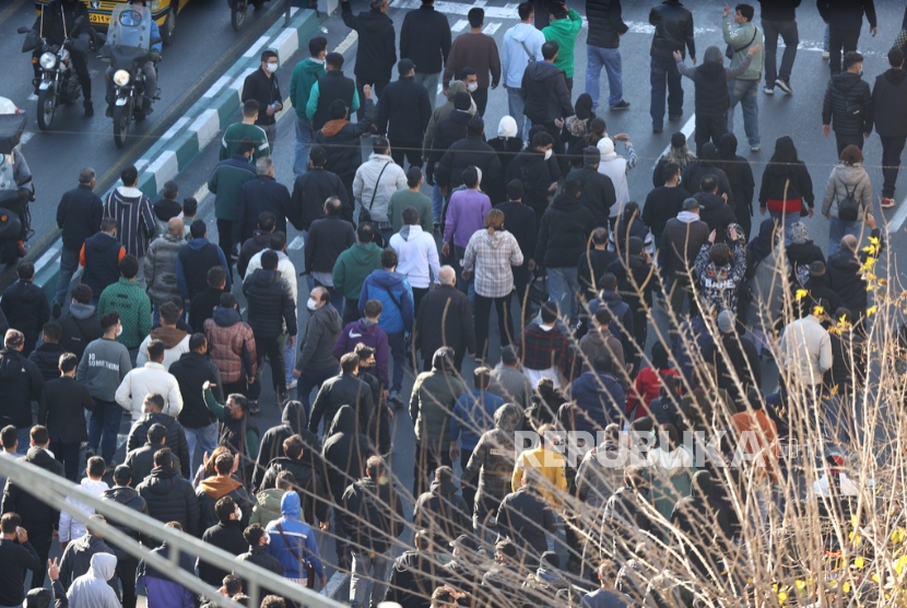 Kronologi Sanksi Ekonomi Barat yang Mengacak-acak Iran