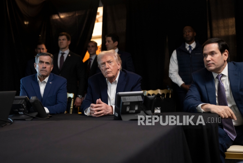 Presiden Donald Trump memantau operasi militer AS di Venezuela, bersama Direktur CIA John Ratcliffe (kiri) dan Menteri Luar Negeri Marco Rubio (kanan) di Mar-a-Lago di Palm Beach, Florida, Sabtu, 3 Januari 2026.