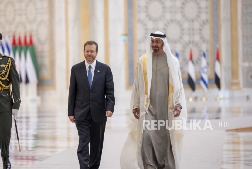 Presiden Israel Isaac Herzog bersama Putra Mahkota Abu Dhabi, Sheikh Mohammed bin Zayed Al Nahya di Abu Dhabi, UEA, pada 2023.