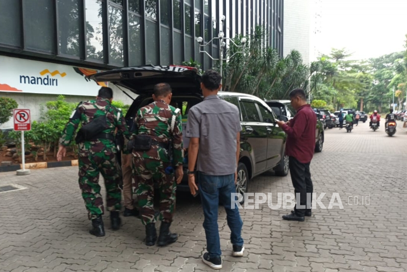 Anggota TNI Kawal Penggeledahan Kasus Korupsi Nikel Konawe Utara di Kemenhut