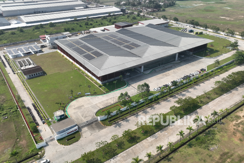 Pada 2025, perusahaan meresmikan instalasi panel surya berskala besar di atap pabrik yang berada di Cikande, Kabupaten Serang, Banten.