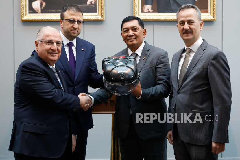 Menhan Sjafrie Dapat Cenderamata Helm Pilot Jet Tempur KAAN