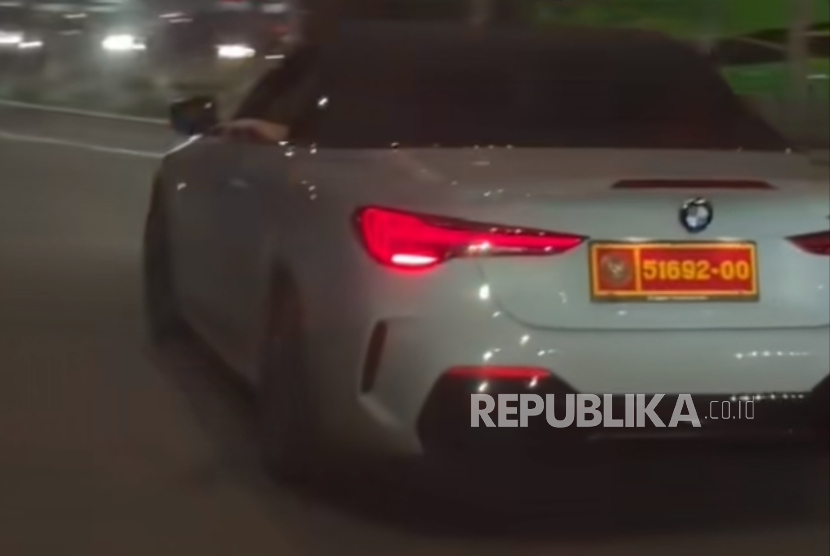 Mobil BMW Putih Pakai Pelat Dinas Kemenhan 51692-00, Ini Klarifikasinya