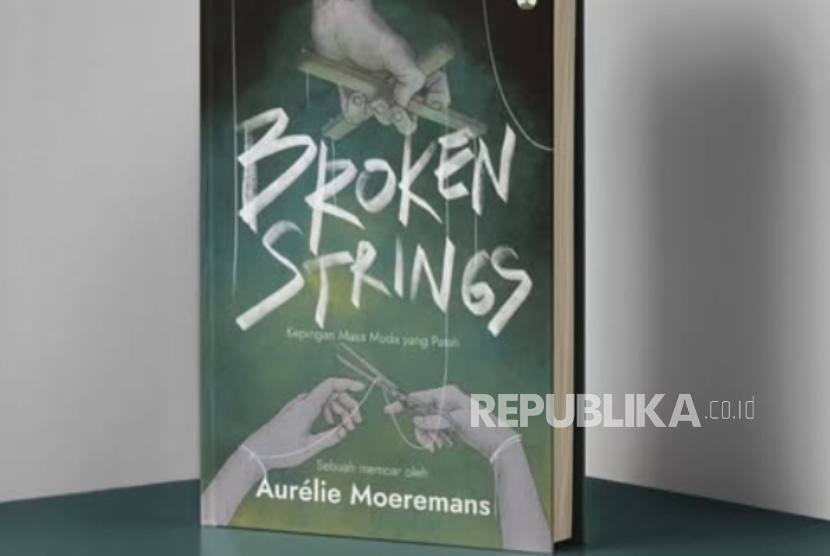 Buku Broken Strings Karya Aurelie Moremans Dibuat dalam Bentuk Cetak