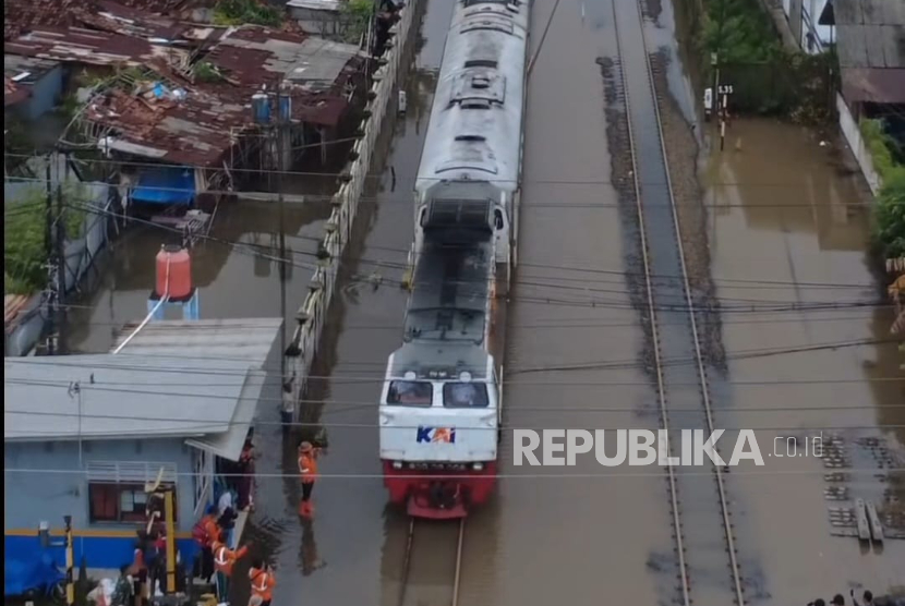 KAI Pastikan Banjir Pekalongan Tak Ganggu Operasional Kereta Barang