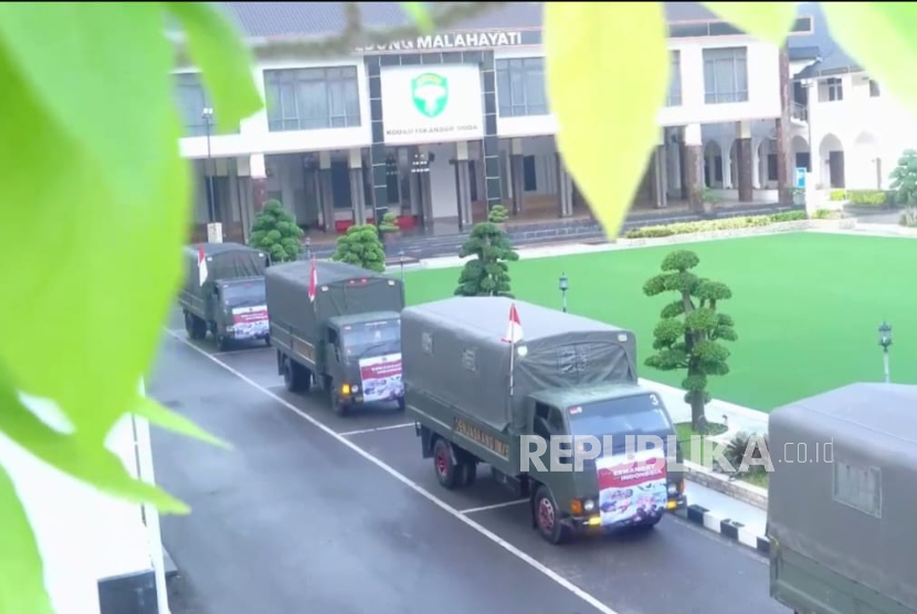 Prabowo Melalui TNI Salurkan 1.800 Paket Bantuan Sekolah Anak-Anak di Aceh