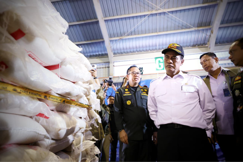 Sidak ke Tanjung Balai Karimun, Mentan Bongkar 1.000 Ton Impor Beras Ilegal