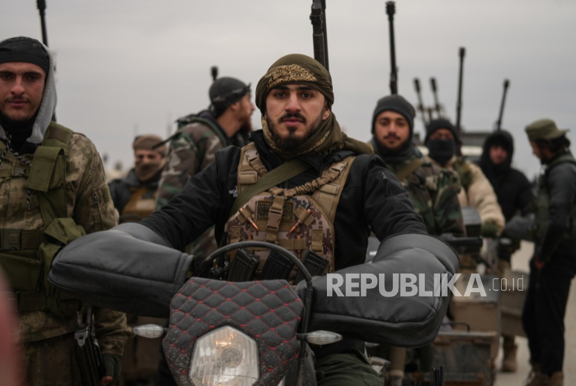 Masyarakat merayakan masuknya pasukan tentara Suriah ke wilayah Deir Hafer setelah penarikan Pasukan Demokratik Suriah (SDF) pimpinan Kurdi, di Deir Hafer, pedesaan timur Aleppo, Suriah, 17 Januari 2026. 