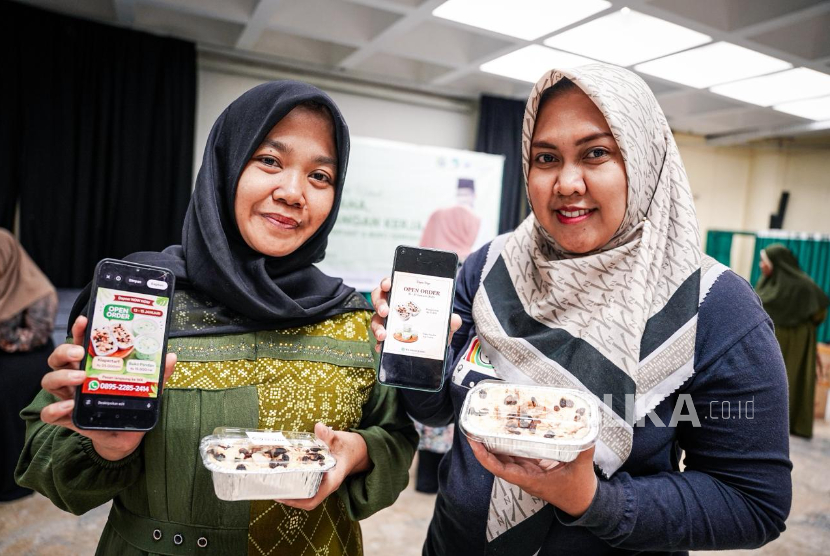 YIS dan Rumah Zakat Latih Ibu-Ibu Buat Talam Singkong dan Muffing Pisang